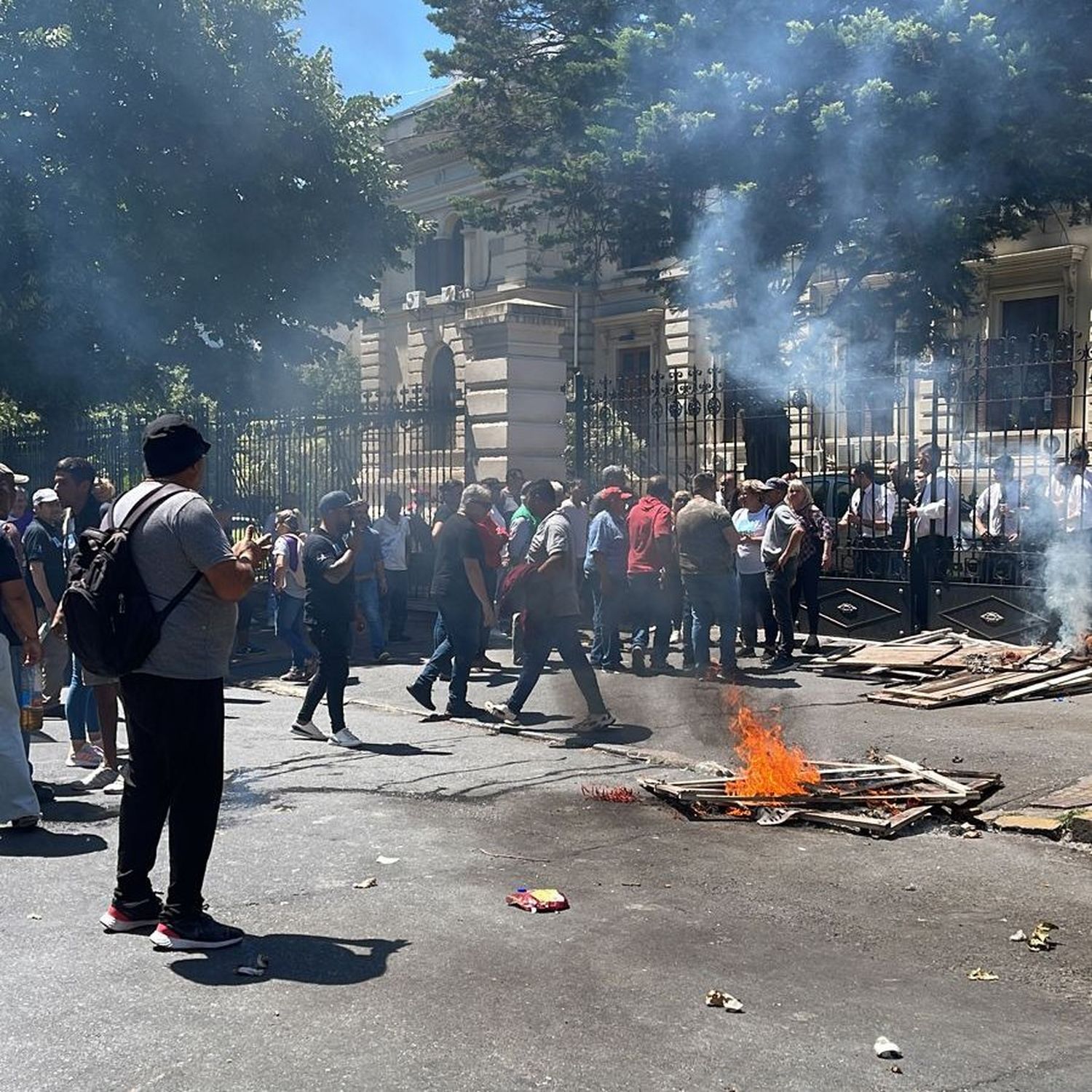 Legislatura bonaerense: Incidentes en una protesta de municipales en medio del debate del presupuesto