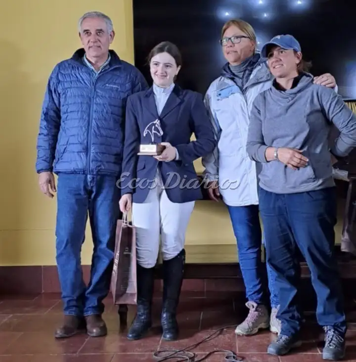 Mercedes Portela con Marcelo Brandolino, presidente de la FEA (Federación Ecuestre Argentina) y Natalia Falbo y Carolina Martin delegadas zonales de la Federación
