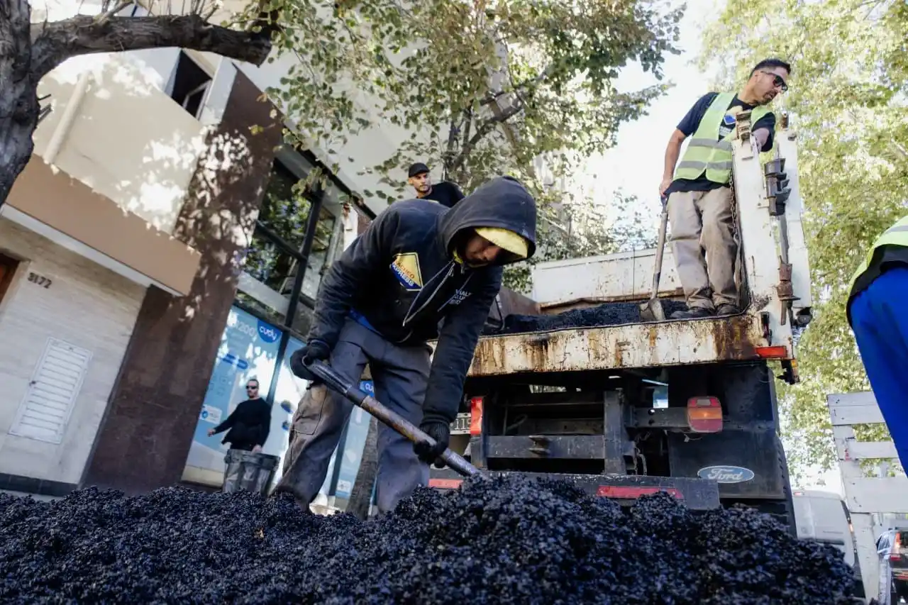 Se retomaron los operativos de bacheo exprés en frío, una modalidad destinada a reparar baches pequeños y medianos en sectores de alta circulación.