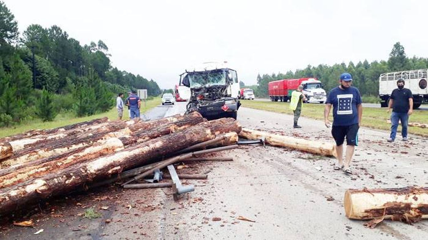 Camión cisterna embistió de atrás a otro que transportaba palos