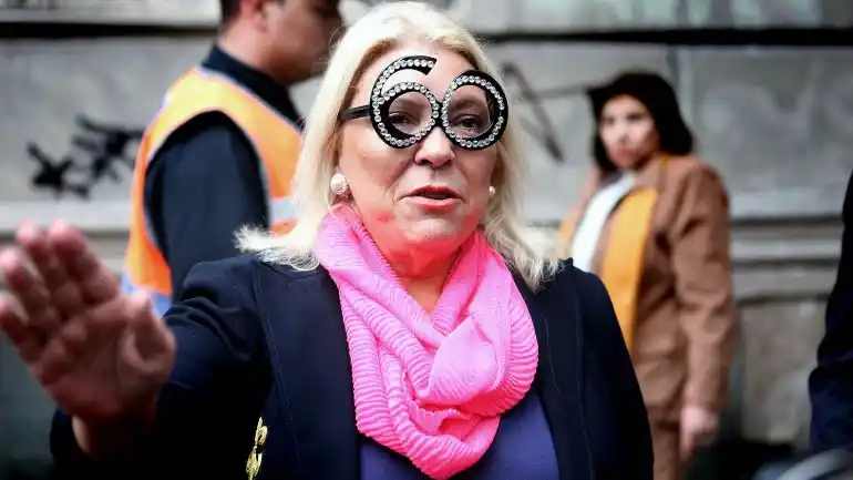 De polémicas gafas, Carrió se definió como una "atracción turística nacional"