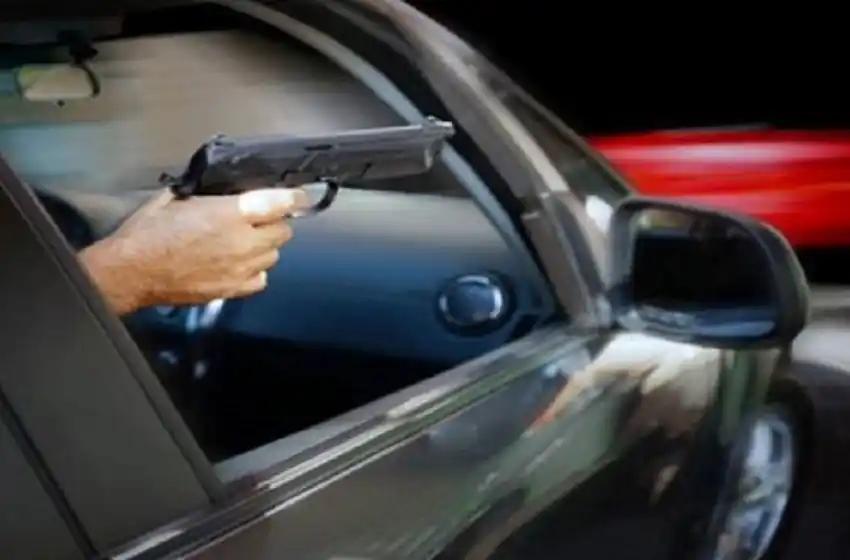 Su excuñado lo baleó desde un taxi, en el que también viajaba su expareja