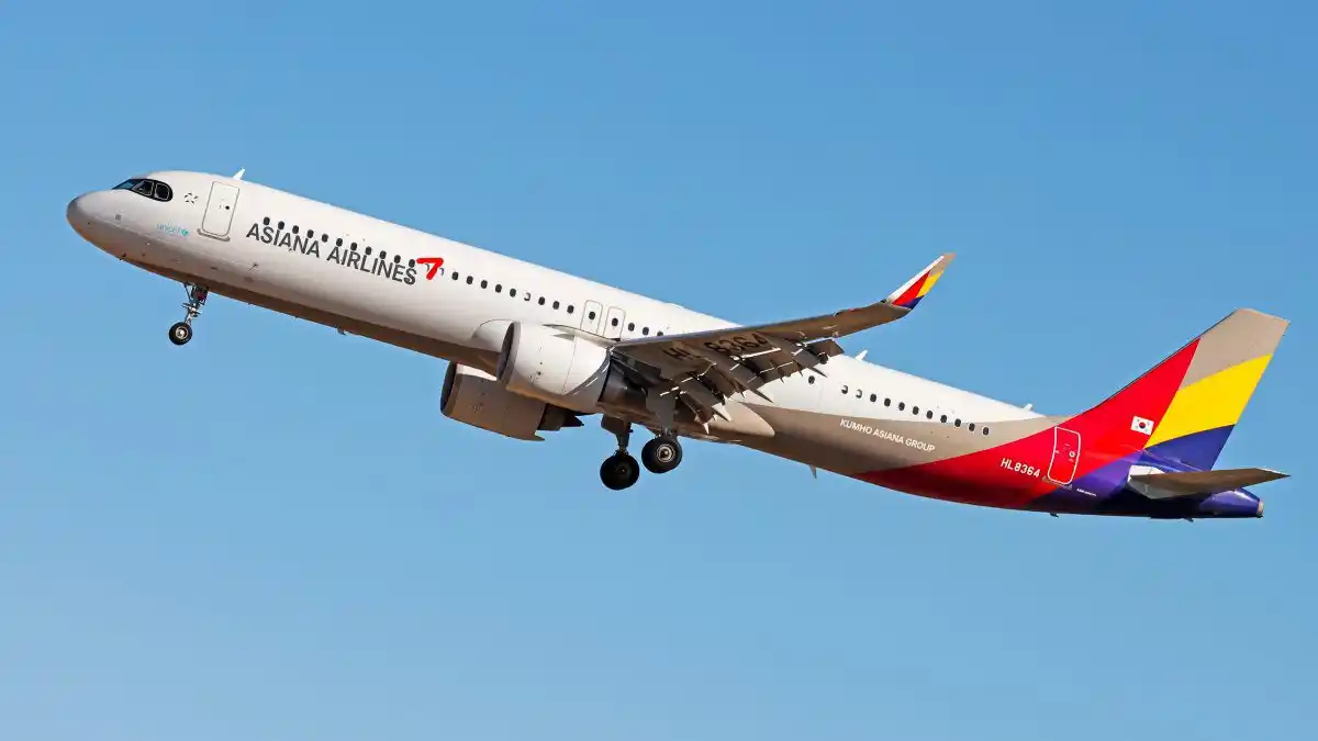 ¡VUELO DEL TERROR! Coreano abrió puerta de un avión a muchísima altura