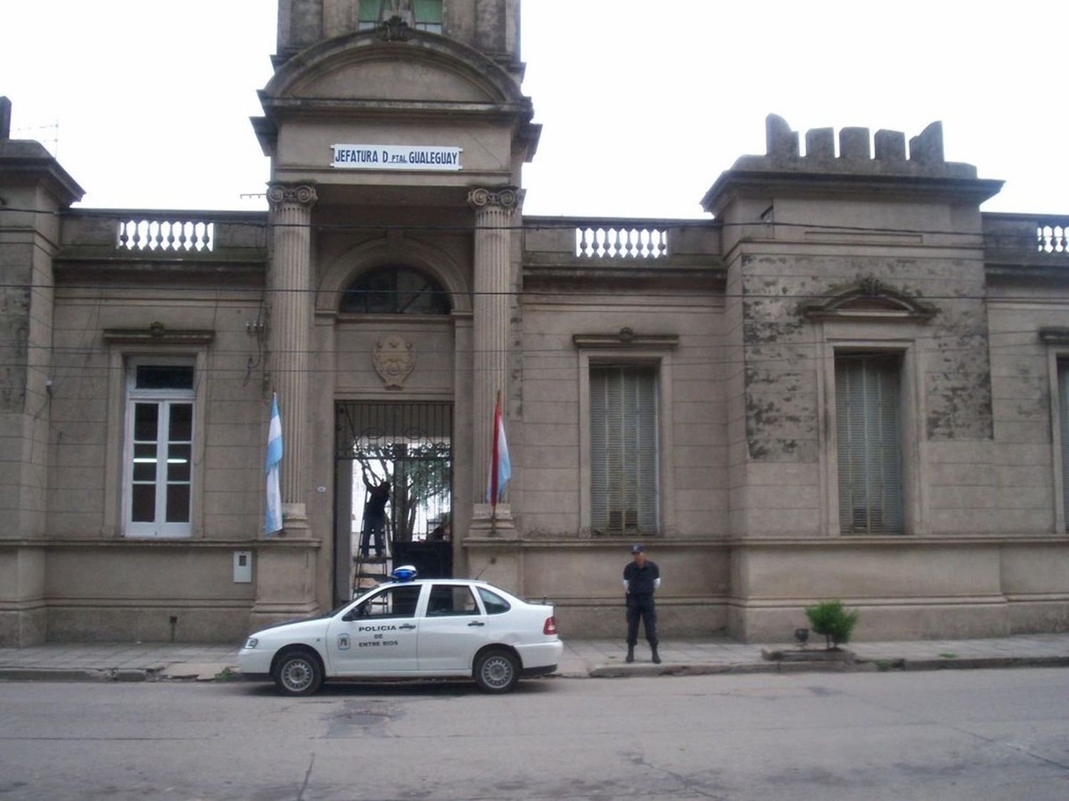 Apedreó un patrullero y amenazó a policías