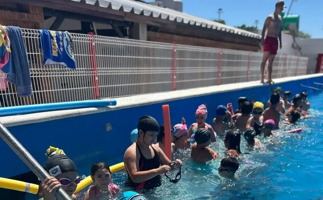 Los chicos disfrutan de la pileta olímpica