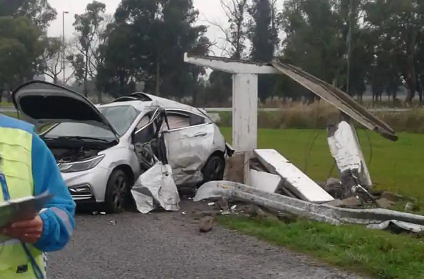 Dos heridos tras el choque de un auto con una garita de colectivos
