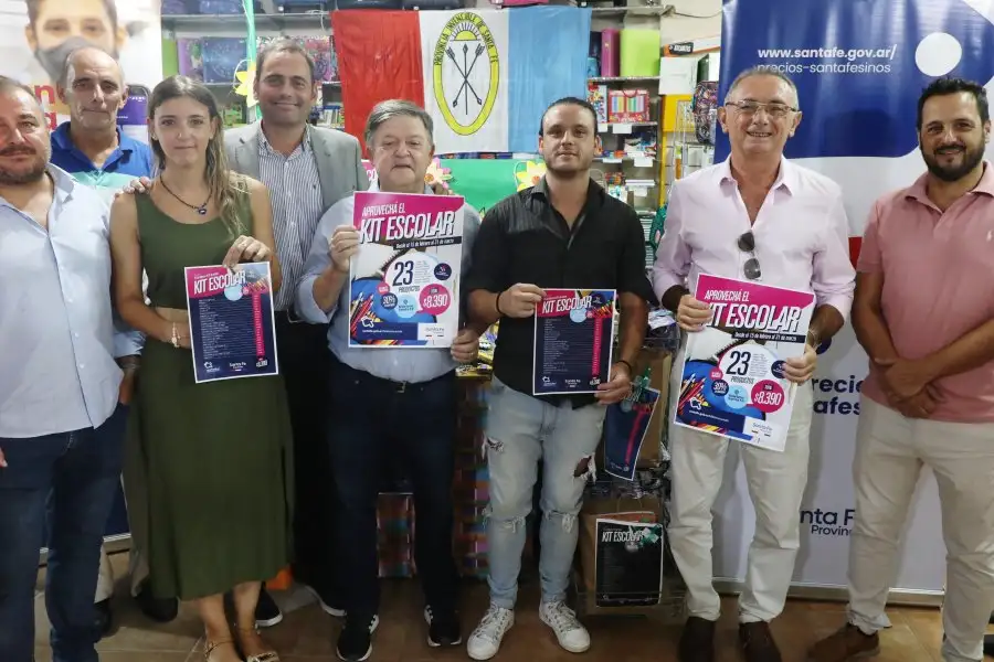 Las autoridades en la presentación del kit