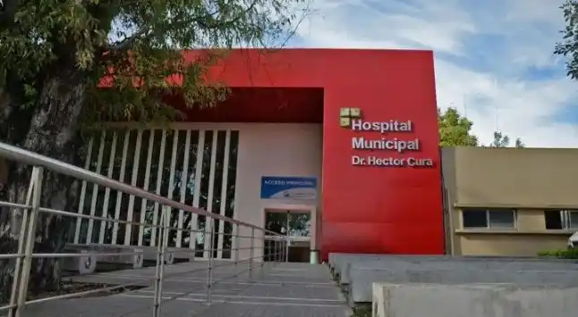 Tiene dos años, estaba en brazos de su mamá y recibió una bala perdida