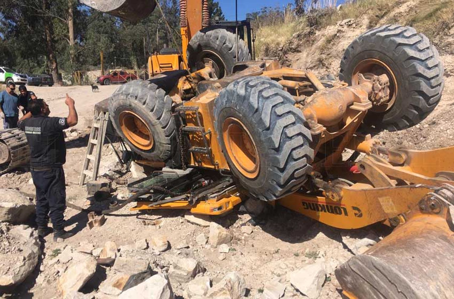 Batán: cayó con la pala mecánica en una cantera y quedó atrapado