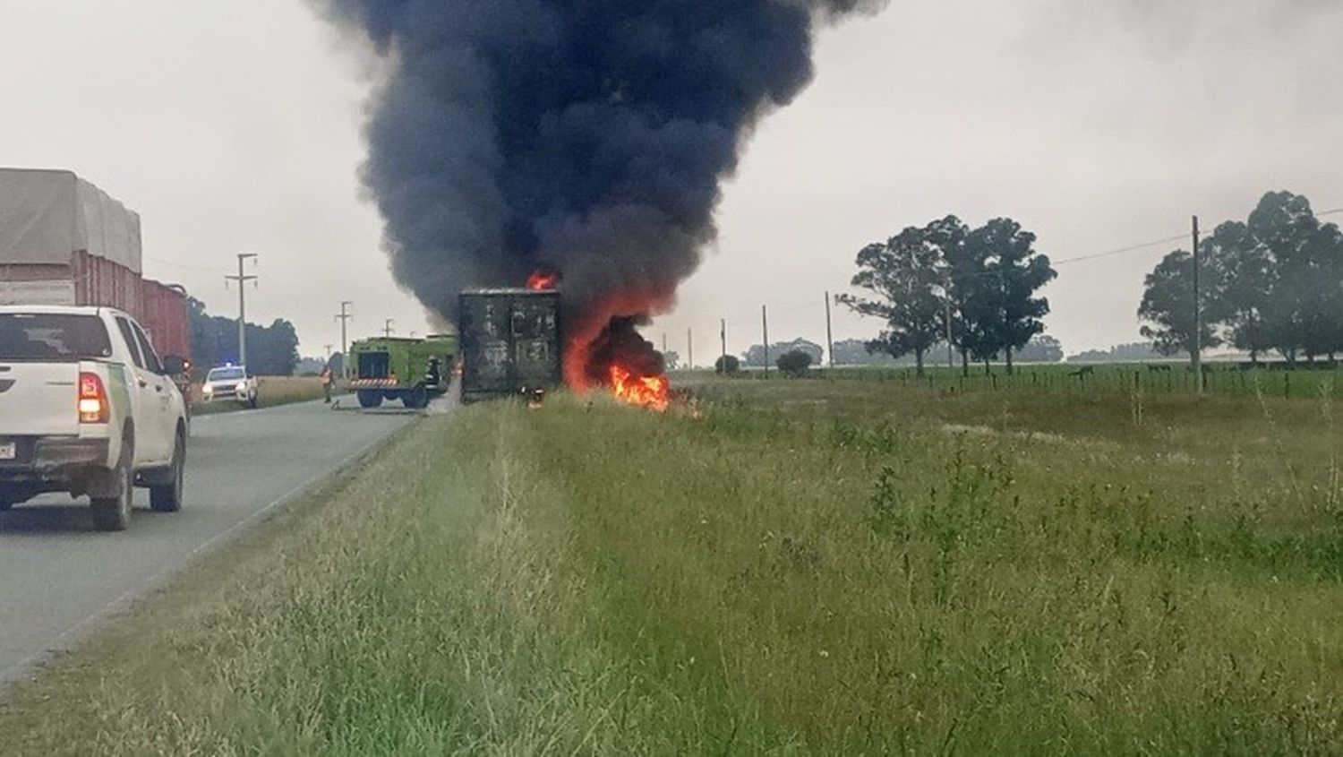 El camión se incendió y quedó destruido