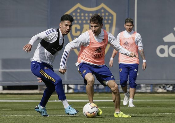  En Boca, Zárate se fue de la práctica con una molestia