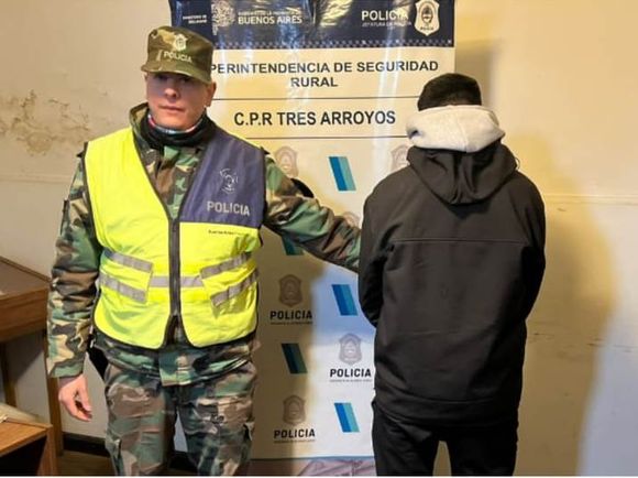 Detuvieron a un joven por circular con un frasco de marihuana en su mochila