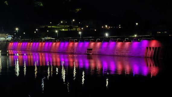 En la previa de Semana Santa, el Municipio iluminó de forma "extravagante" el Murallón del Dique