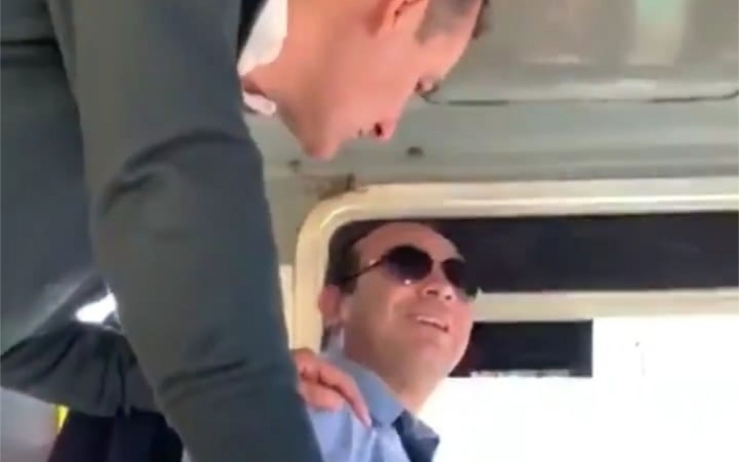 La Plata: El diputado que hace campaña en los colectivos saludó a los choferes en su día 