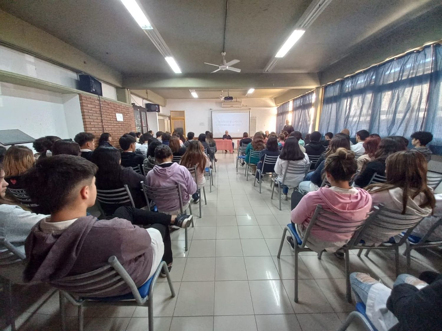 La APDH disertó en la Escuela Comercio