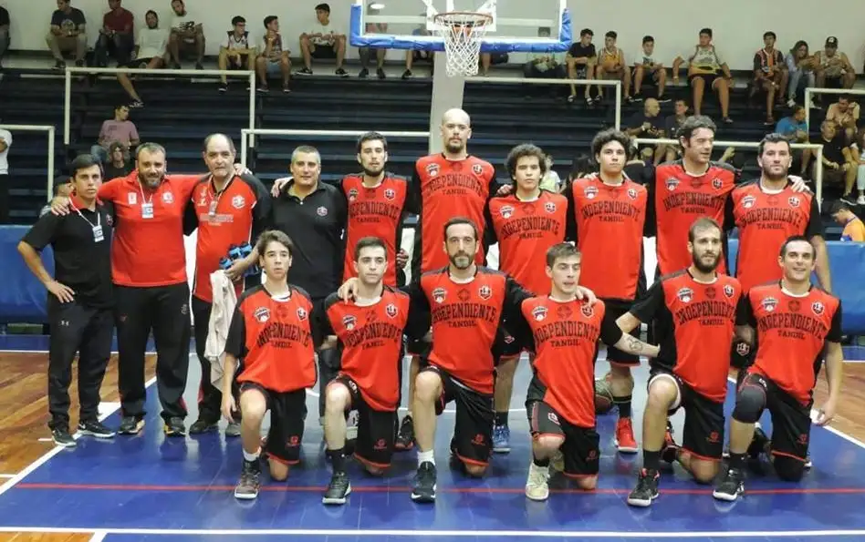 El rojinegro, en San Nicolás ’19. Facundo Prioletto (preparador físico), Juan Rusconi (asistente), Miguel Oliveri (utilero), Nicolás Rusconi (DT), Matías Gutkin, Jonathan Carabajal, Tobías Cervi, Francisco Saucedo, Juan Pablo Trapote y Gastón González. Homero Baretta, Gastón Di Salvo, Valerio Andrizzi, Santiago Dilascio, Lautaro Lanusse y Emmanuel Hartstock.