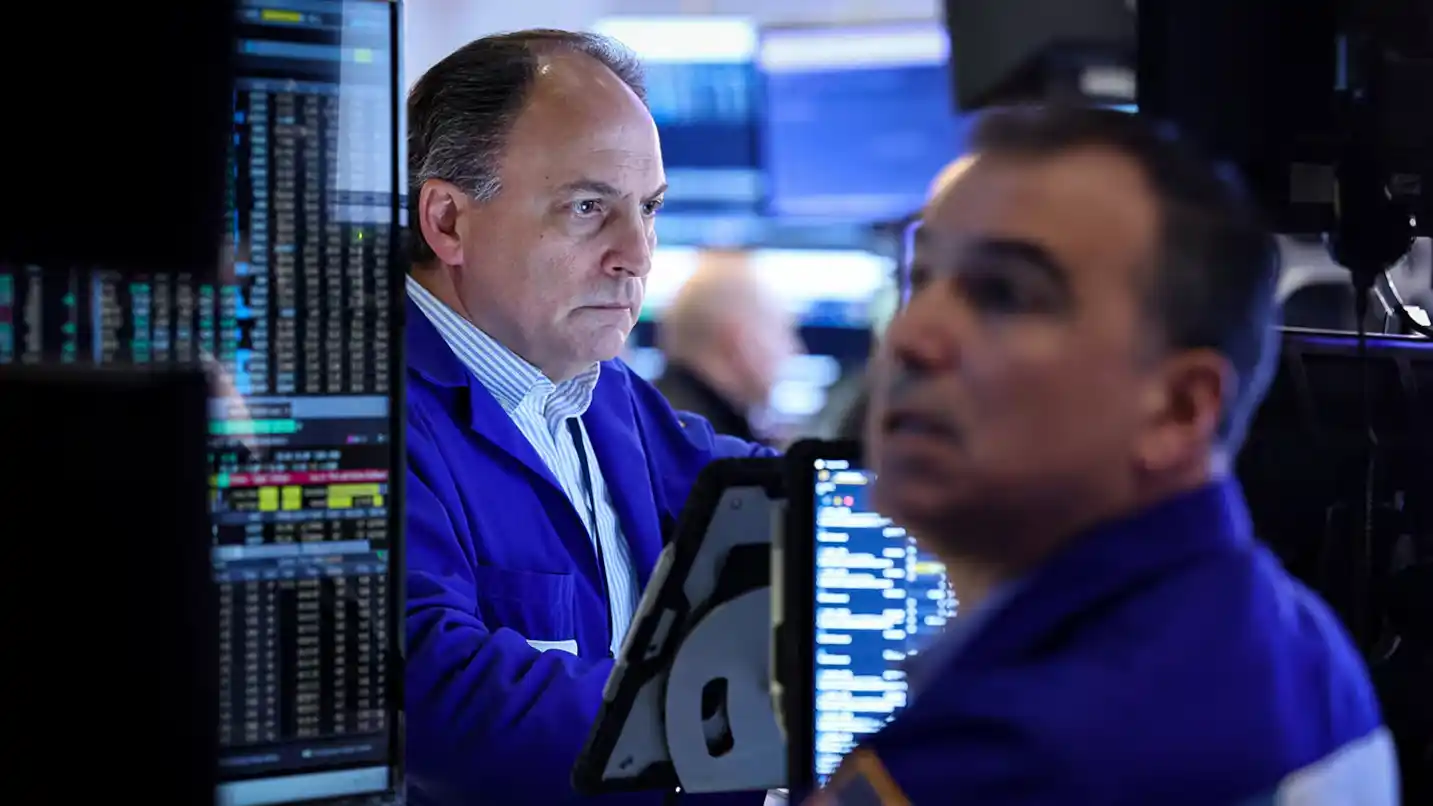 Caen las acciones argentinas en Wall Street y sube el riesgo país en medio de la tensión global