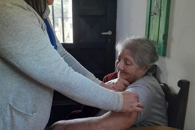 Llevan adelante vacunaciones domiciliarias en el barrio Munilla