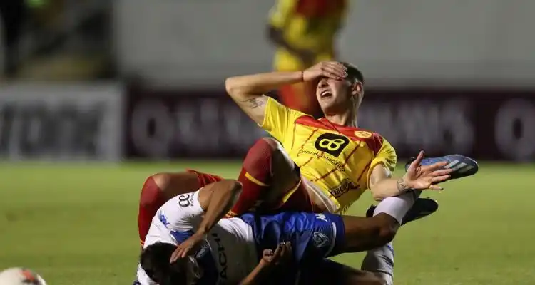 Ante Vélez por la Copa Sudamericana, Tomás Oneto fue expulsado y Aucas de Ecuador quedó eliminado con un gol agónico