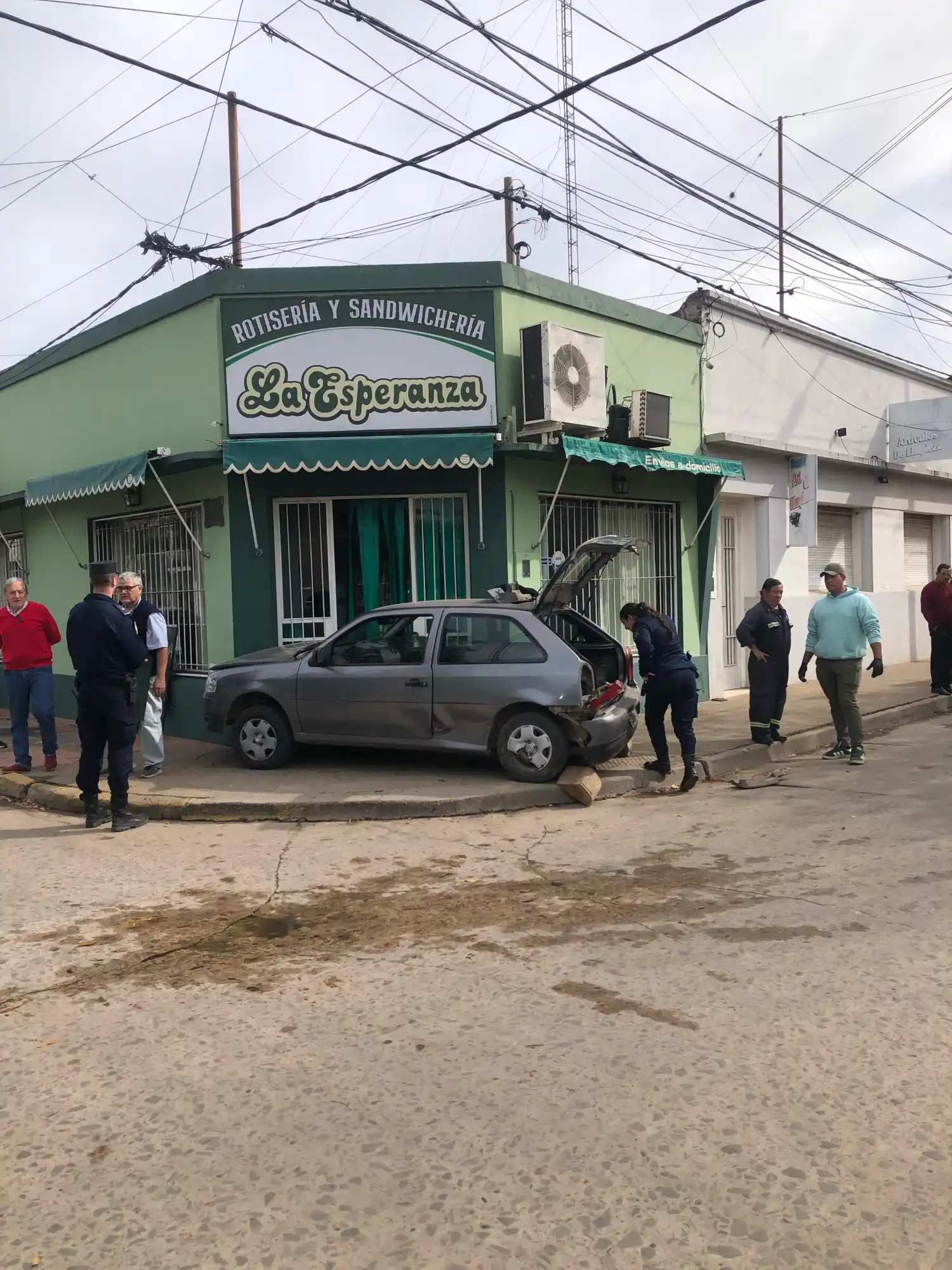 Colisión entre dos vehículos en calle 25 de Mayo y Mariano Moreno: dos personas fueron trasladadas al hospital