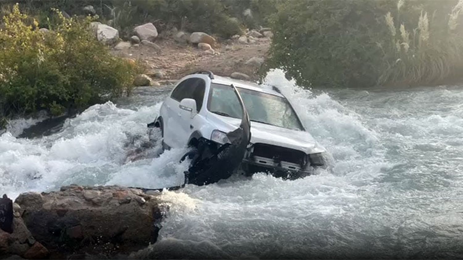 Una joven turista murió tras caer un vehículo al agua