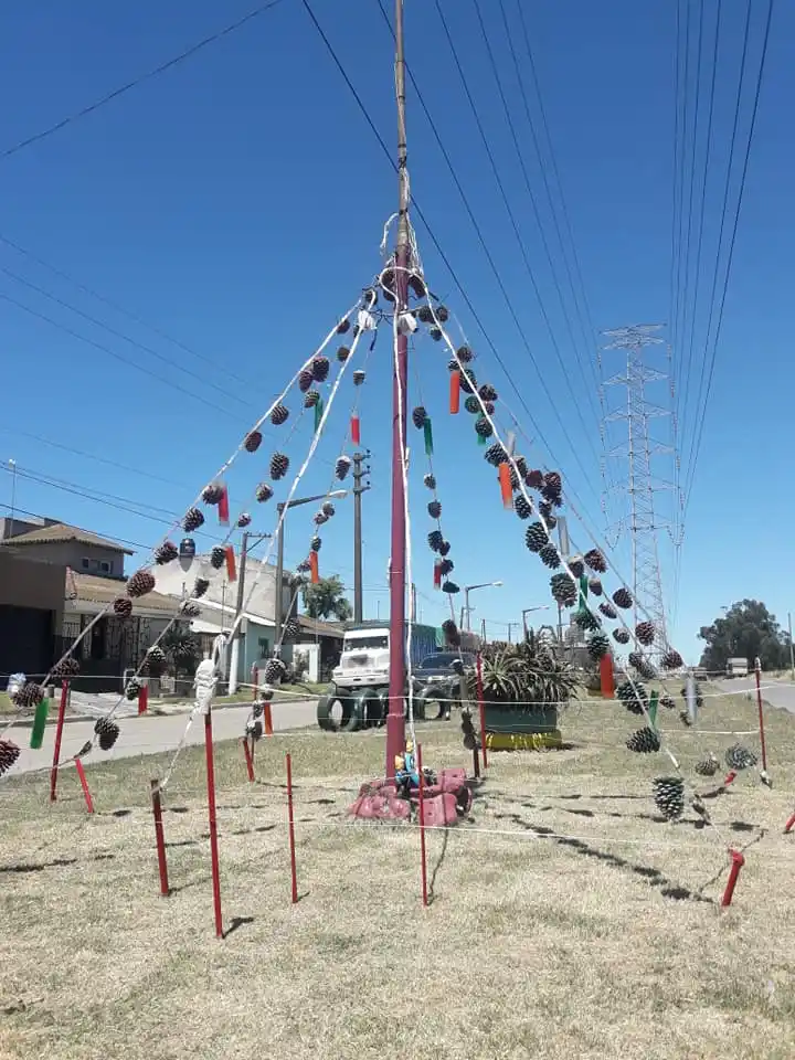 Vecinos de distintos barrios armaron árboles de Navidad