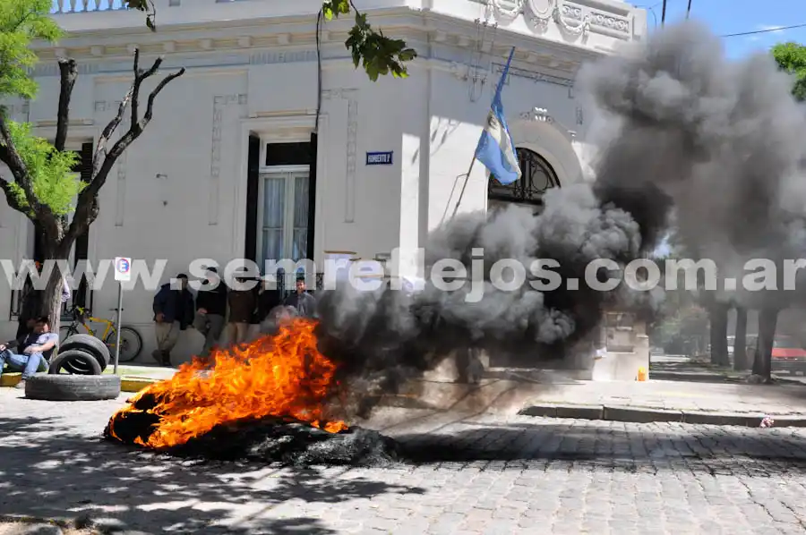 Pigüé: Trabajadores toman la Municipalidad