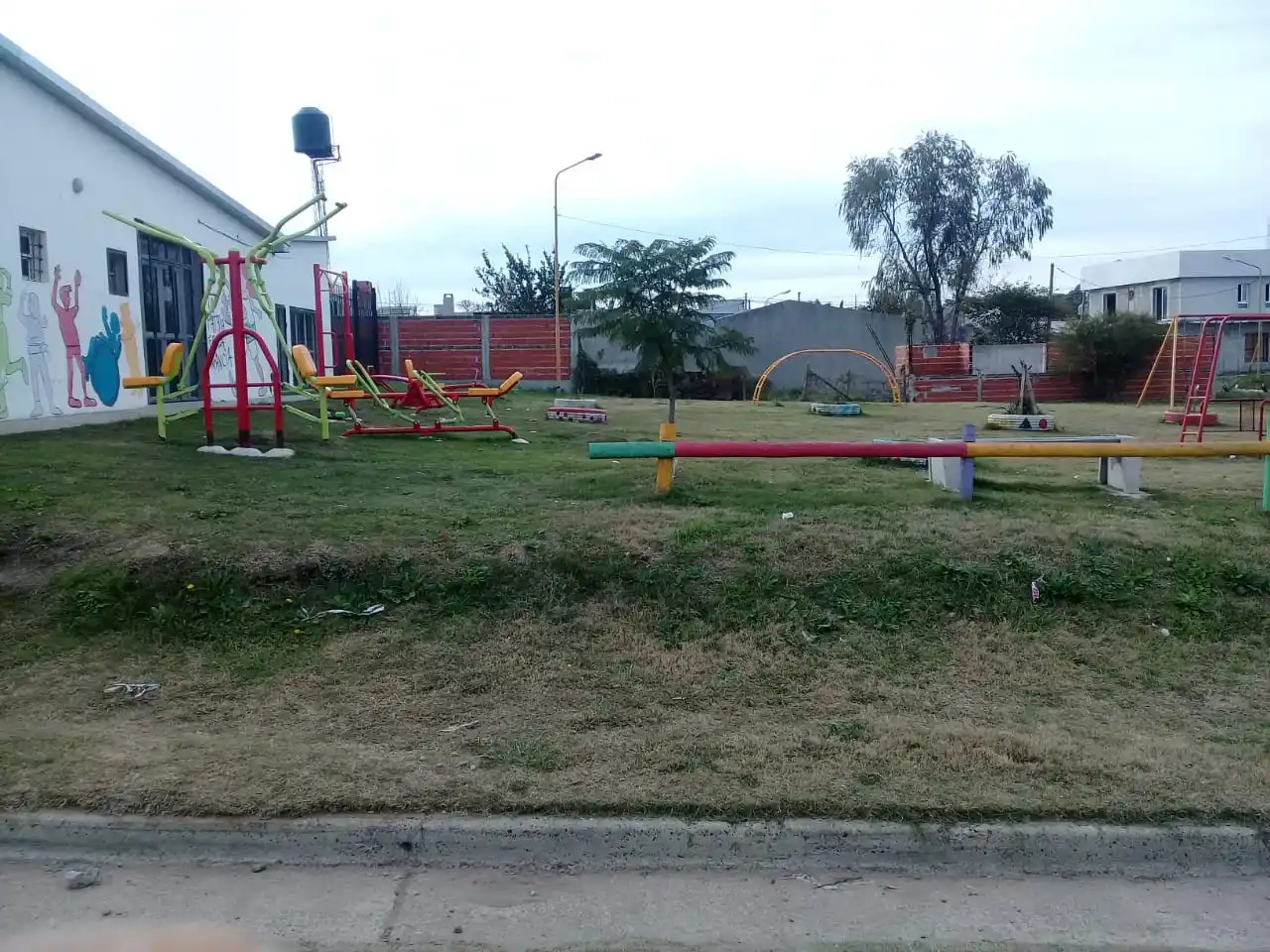 En una recorrida por los barrios, pidieron evitar reuniones sociales