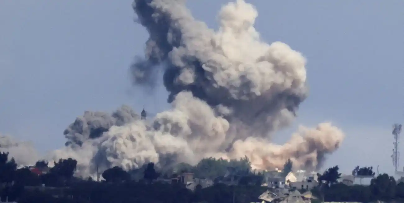 Bombardeo en la zona fronteriza de Líbano, visto desde Jish, Israel. Crédito: Jim Urquhart/Reuters