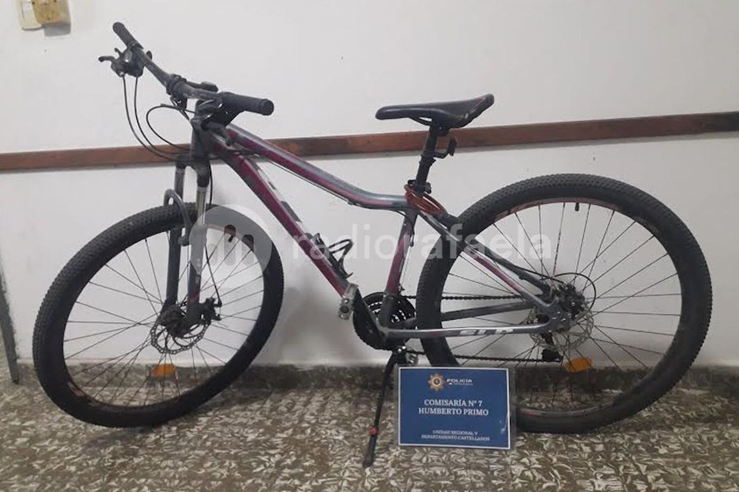 Fue a la escuela en bici, se olvidó y volvió caminando: cuando se dio cuenta, ya no estaba en el bicicletero