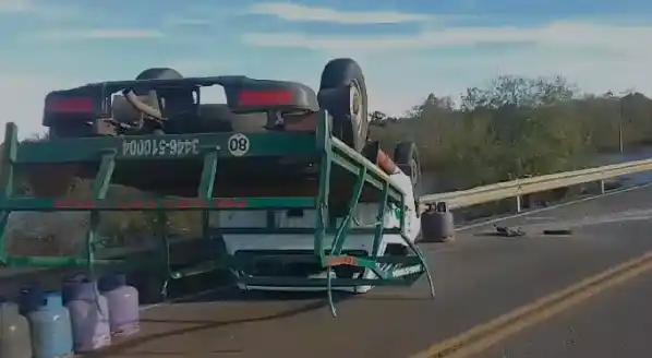 Choque y vuelco de una camioneta que transportaba garrafas en el Puente Alvear