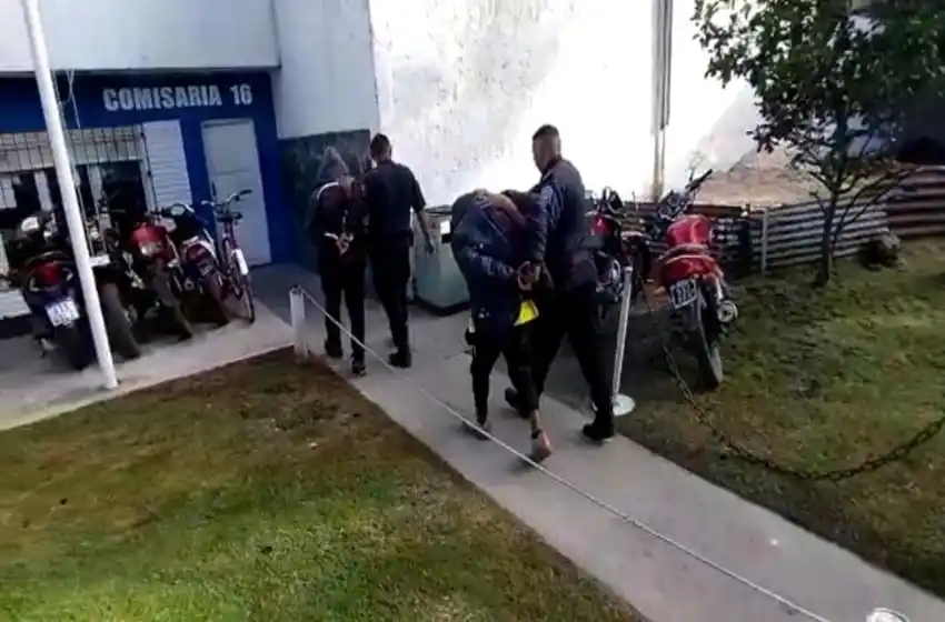 Irrumpieron en una casa y se escondieron detrás de una plantación de calabazas