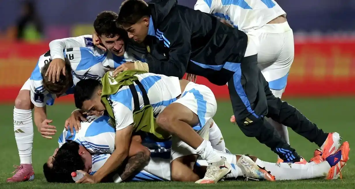 Milton Delgado celebra con el equipo. Reuters.