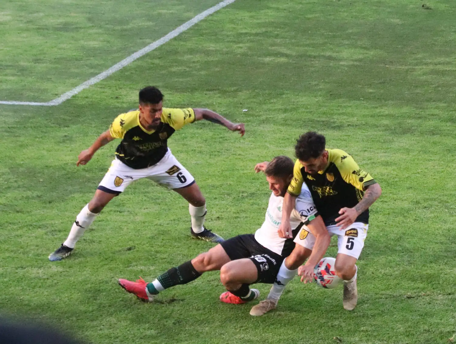 FOTO CRISTIAN D'ADAM Jara y Pierce intentan que no maniobre Rivero.