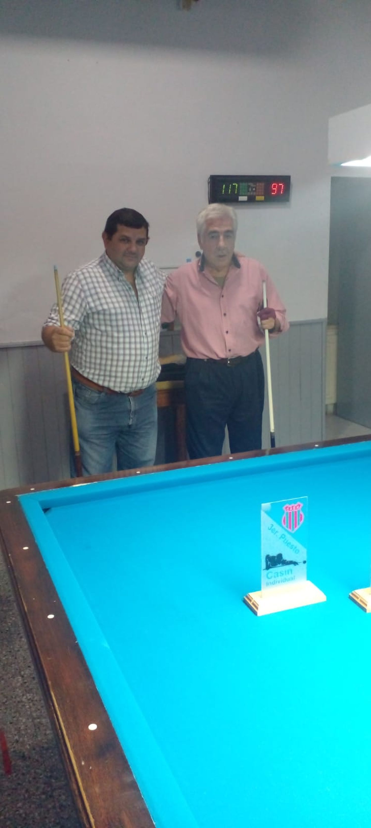 En la gráfica vemos a Roberto Villabona y Carlos Reynoso, quienes protagonizaron una atractiva final en el billar norteño, quedando el tiunfo para este último que se coronó campeón.