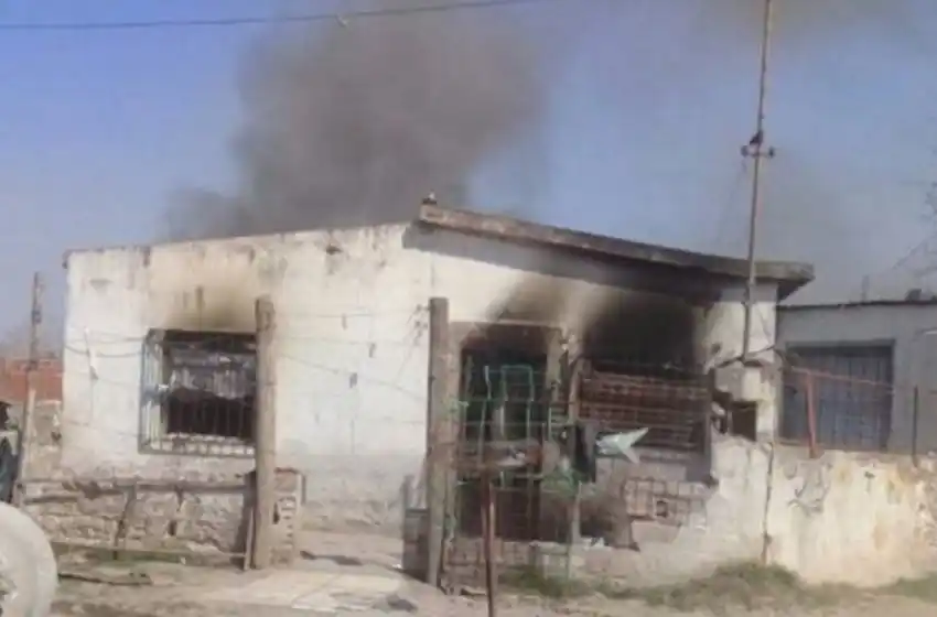 Incendiaron la casa del presunto abusador del niño que murió en Santa Fe