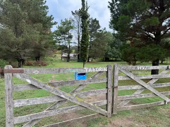 Hubo acuerdo y el hombre atrincherado abandonó el predio
