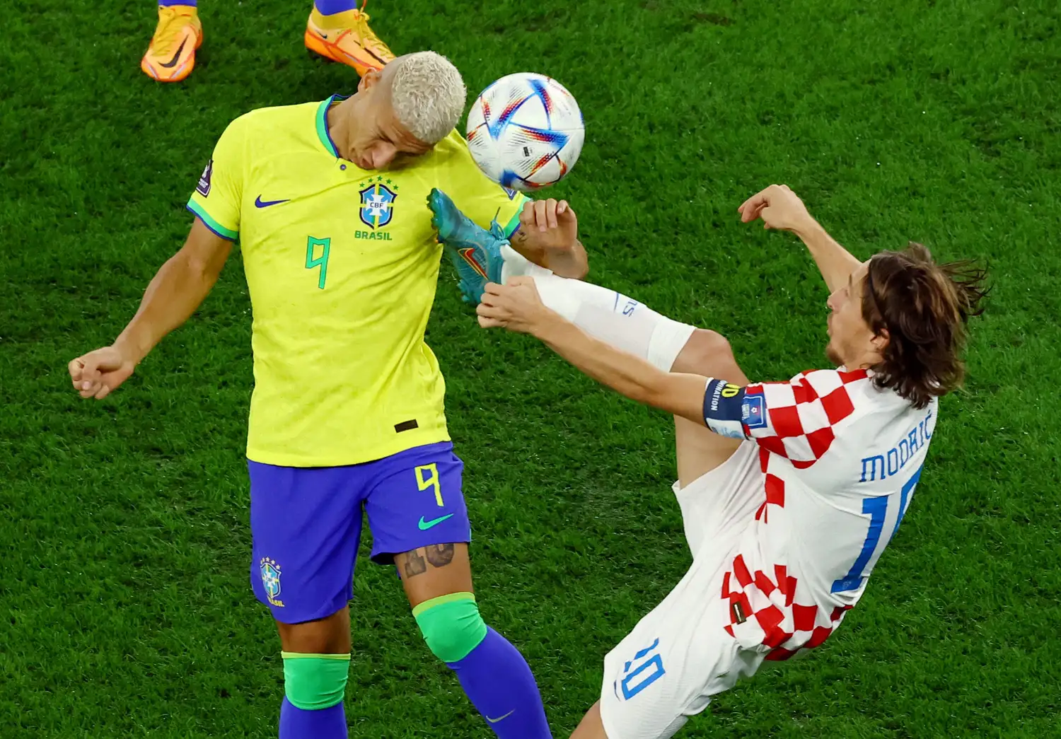 Modric, con todo ante el brasileño Richarlison. El capitán croata busca el primer título con su seleccionado.