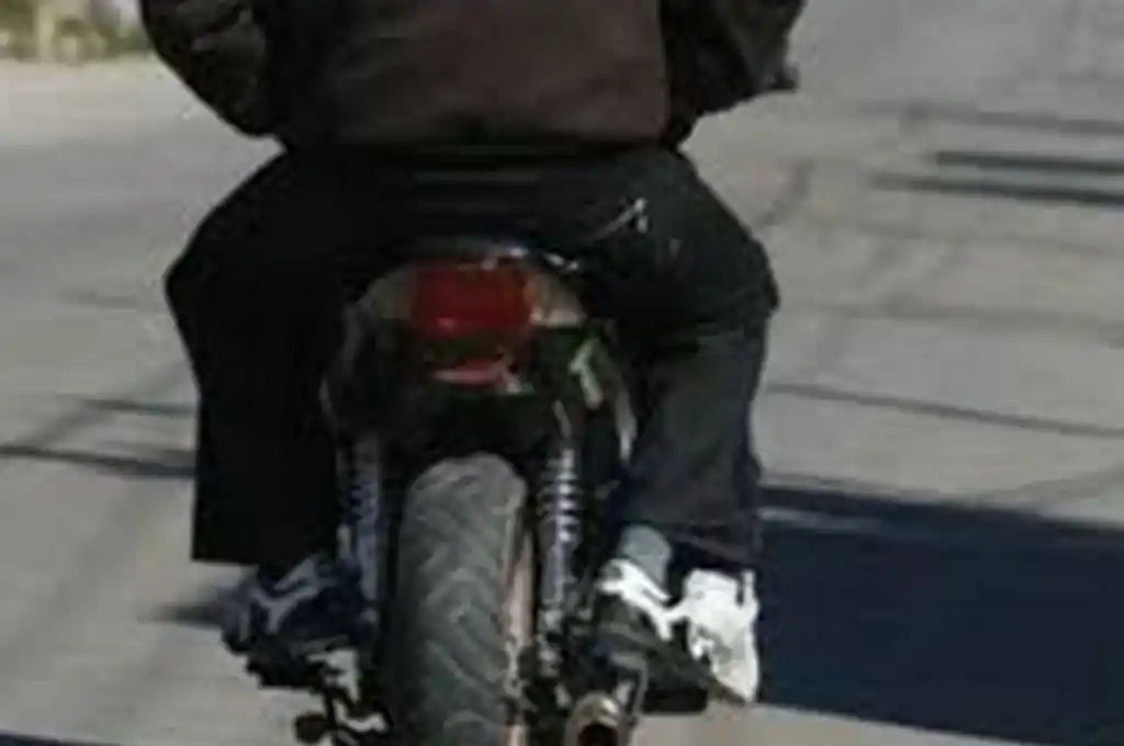 Quiso defender a su novia de motochorros y le dispararon en barrio San Martín