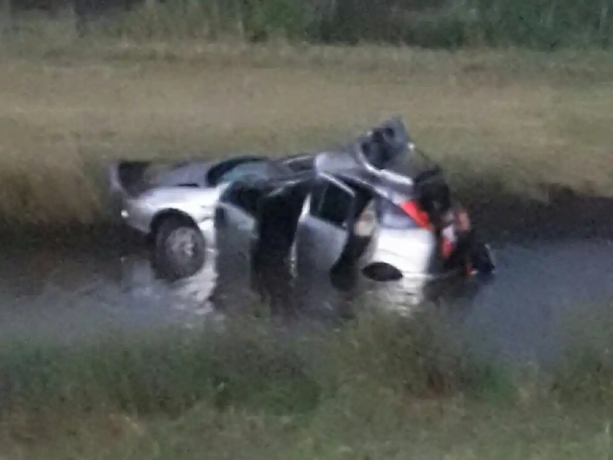 Cerca de Josefina, un auto se despistó y quedó en medio del agua 