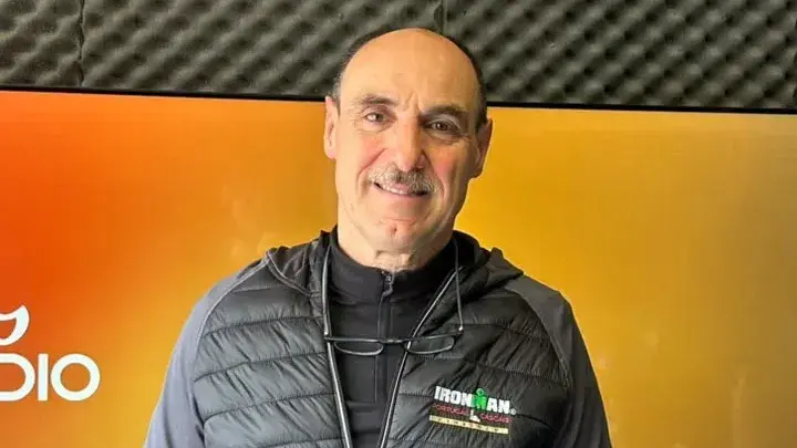 "Nito" Escobar, en los estudios de Ecos Radio. Se prepara para lo que será el Ironman de Hawái