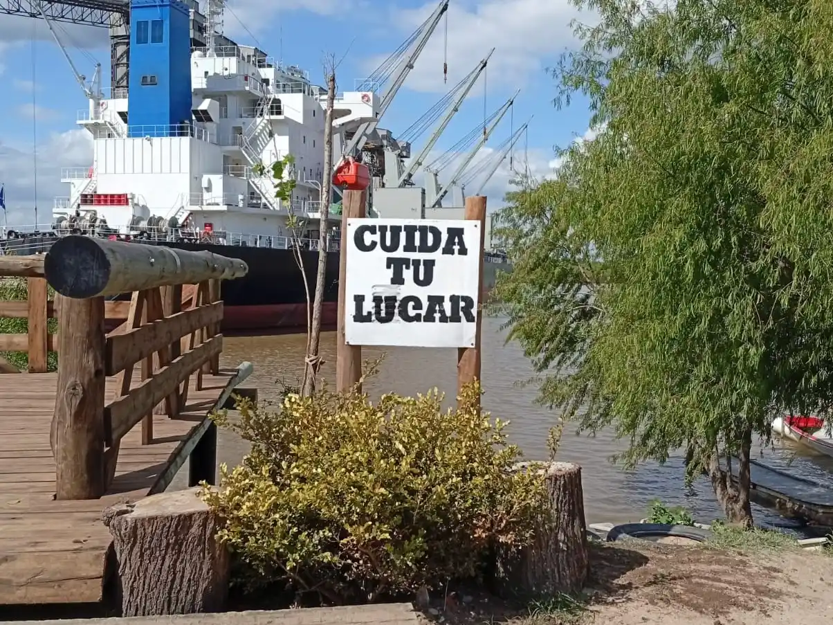carteles en el mirador en el puerto