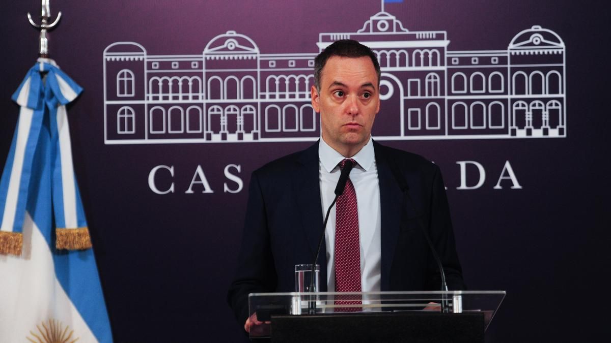 En medio de los despidos, el hermano de Manuel Adorni fue ascendido y cobrará $4 millones