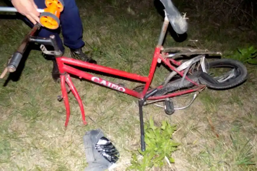 Un auto atropelló a dos ciclistas: uno de ellos falleció en el lugar