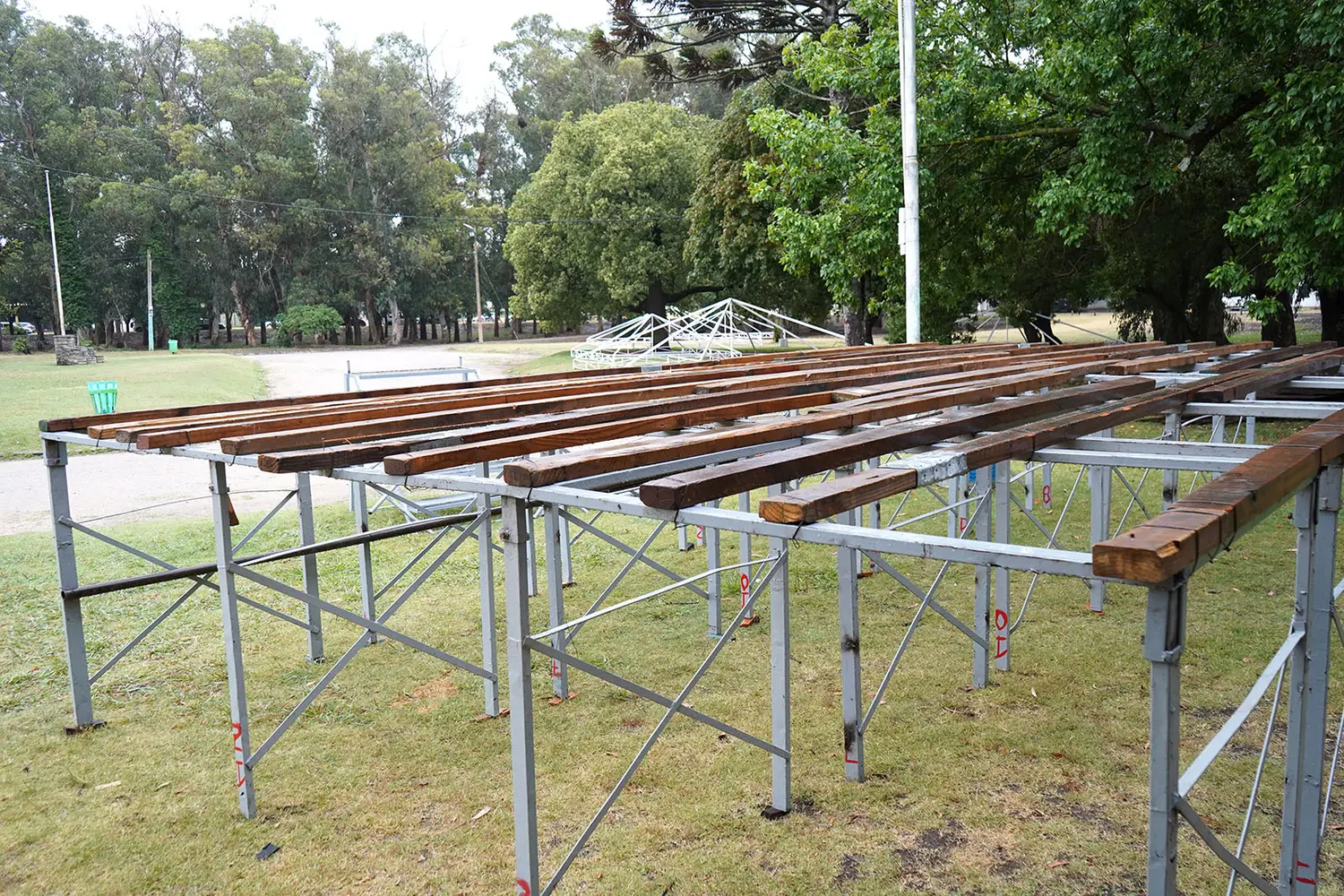 En el Parque. Ya se arma la estructura para la Feria