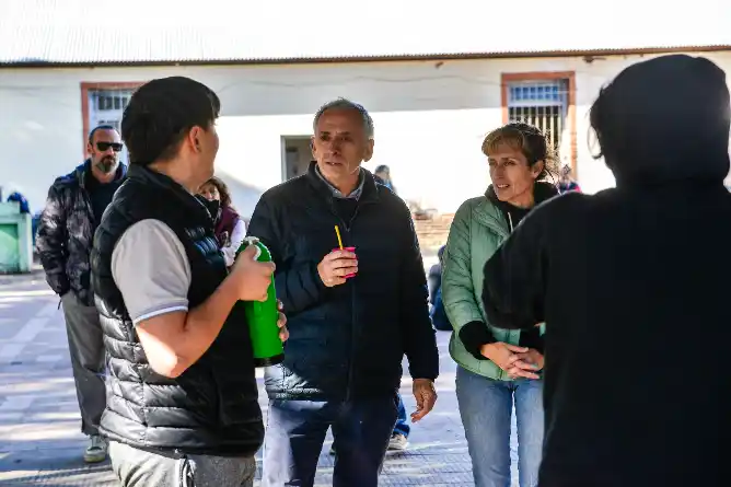 Gastón recorrió obras en escuelas: nuevo paredón en la EP N°5 y ES N°4 y trabajos de gas en el barrio Parque Girado