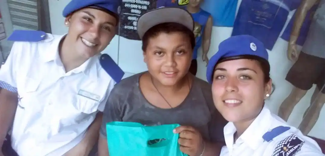 Dos policías le compraron ropa a un nene que pedía monedas para empezar las clases