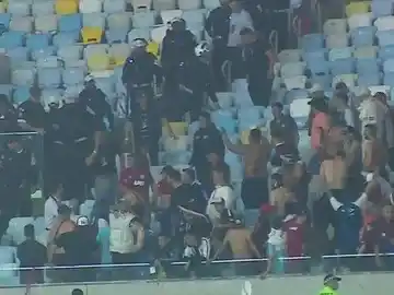 Incidentes en el Maracaná: la Policía reprimió a hinchas de Lanús y el partido se detuvo