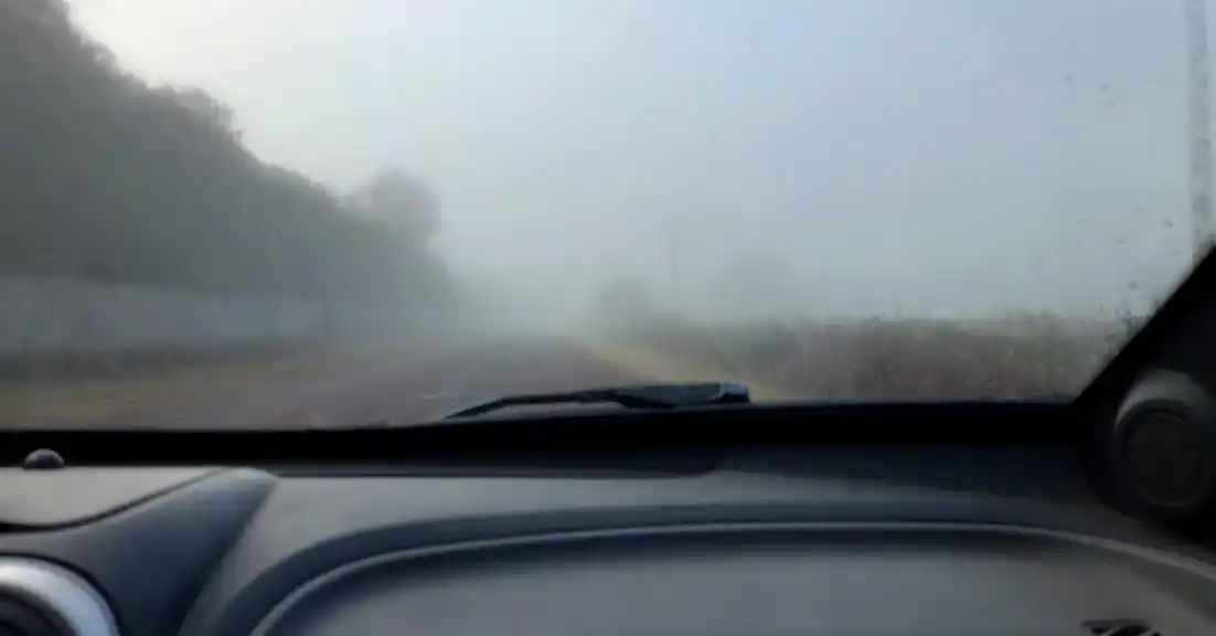 Rige advertencia por niebla