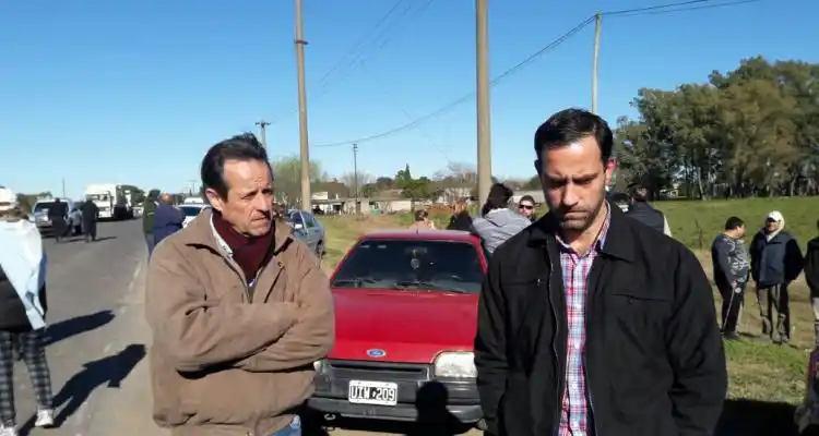 Silvio Corti llegó al corte de Ruta 191, apoyó el reclamo e informó a los vecinos sobre la reparación prevista